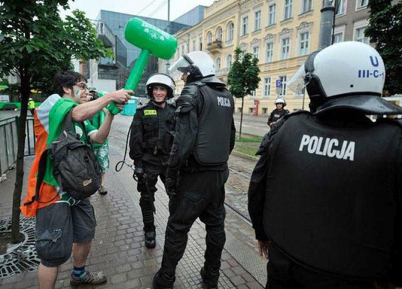 Policjant też człowiek! Zobacz policjantów w nietypowych sytuacjach!