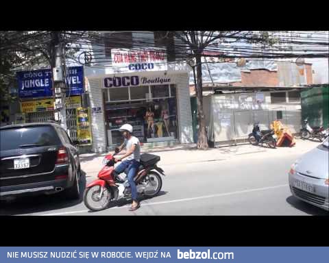 Rusek cofa mietkiem na wietnamskiej ulicy