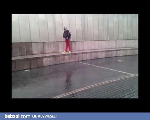 Marcin Tańczy na ulicy.