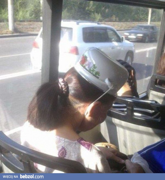 Siedzi w autobusie człowiek z garnkiem na głowie