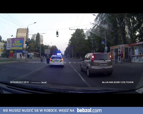 Reakcja ukraińskiego policjanta na widok staruszki na pasach