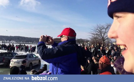 dlatego nie należy parkować na zamarzniętym jeziorze