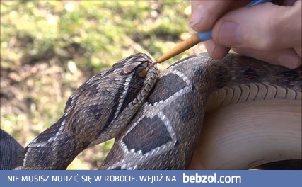 Ręcznie robienie stylowej drewnianej laski z motywem węża