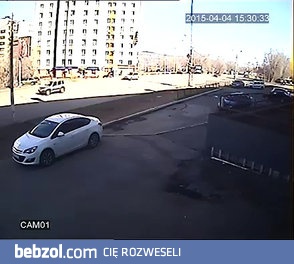 Samochód próbuje uciec od kobiety