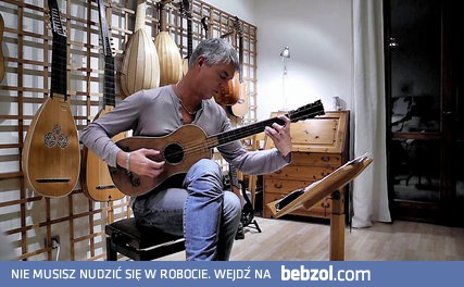 Muzyk gra na ostatniej na świecie gitarze Stradivariusa