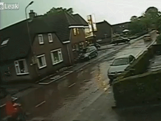 Rowerzysta potrącony przez samochód w deszczu