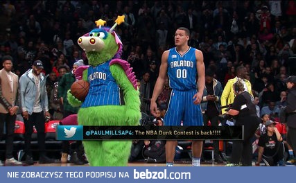 Aaron Gordon i lot nad maskotką