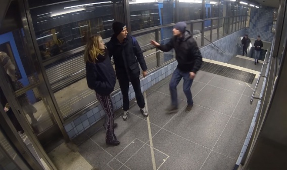 Polak broni kobietę w sztokholmskim metrze.