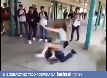 Nastolatek w rurkach uderza dziewczynę trenującą mma