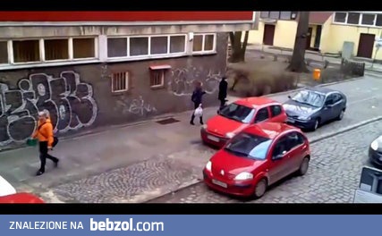 Dwie kobiety próbują zaparkować samochód