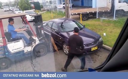 Nieprawidłowo zaparkowany samochód