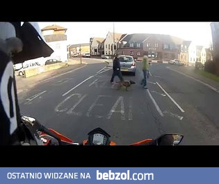 Patrz! Motocyklista ma kamerę, zrobię coś 