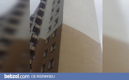 Wiatr, falująca elewacja, a po chwili huk.