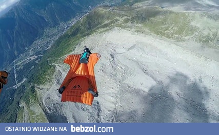 Niesamowity lot na wingsuicie