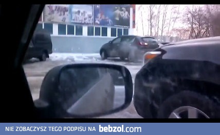 Różowy wyjeżdża z parkingu