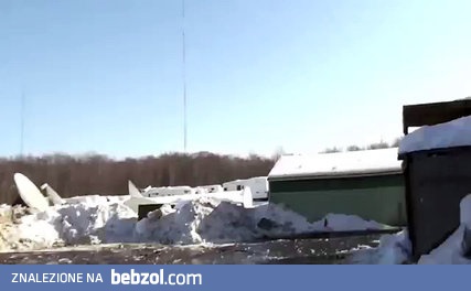 Spadający lód z dużej wysokości, z wysokiego masztu...