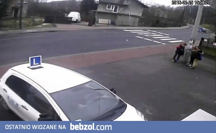 Miej oczy dookoła głowy, szczególnie stojąc przy drodze