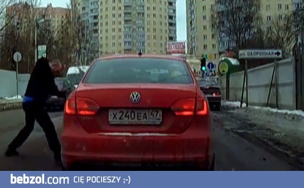 Mężczyzna i kobieta spotkali się na drodze