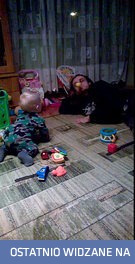 Dziecko bawi się z ojcem balonikiem