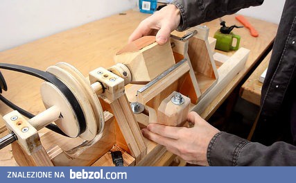 Wytaczanie kulki z kawałka drewna na mini tokarce