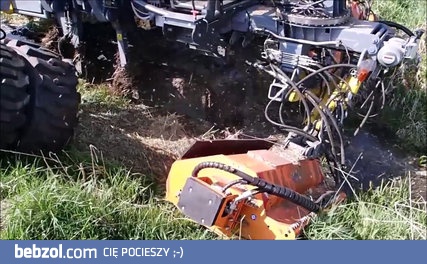 Kombajn do czyszczenia rowów melioracyjnych