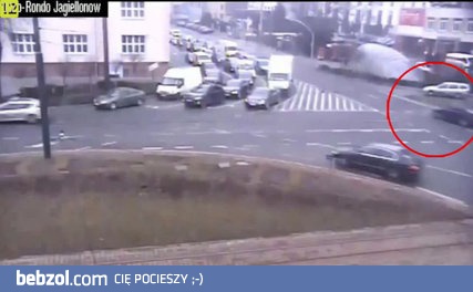 Kobieta wjechała w dach podziemnego przejścia