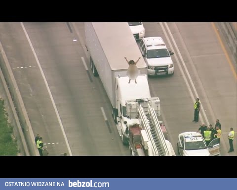 Naga kobieta na ciężarówce