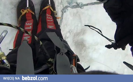 Przekraczanie po drabinie szczeliny 