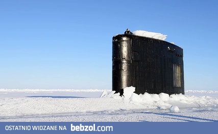 Okręt podwodny wynurza się w Arktyce