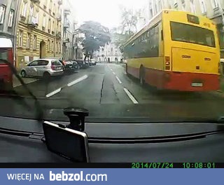 Różowypasek skręca z prawego pasa w lewo i powoduje wypadek