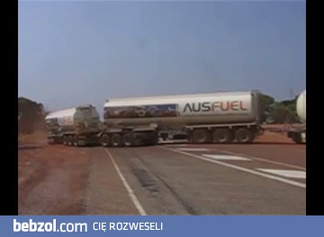 Zawracanie Road Train gdzieś w Australii 