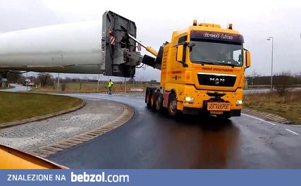 Przejazd przez rondo z ładunkiem o długości prawie 74 metrów