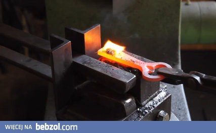 Kucie otwieraczy do butelek - proste ale wciągające