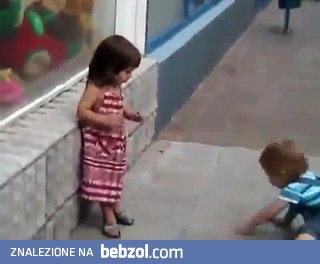 Mała dziewczynka odrzuca zaloty chłopca