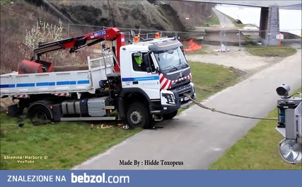 Holownik wyciąga zakopaną ciężarówkę