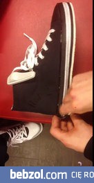 ciekawy but w sklepie z butami