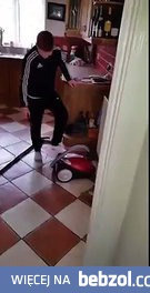 Tata poprosił syna, aby włączył odkurzacz