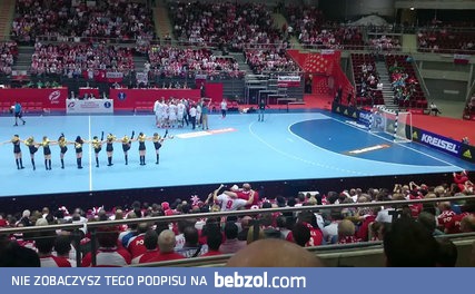 Tak się bawią polscy kibicie na trybunach!