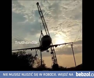Samolot urwał się z dźwigu na lotnisku w Indiach
