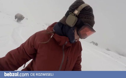 Miły zjazd na snowboardzie z niespodzianką w tle