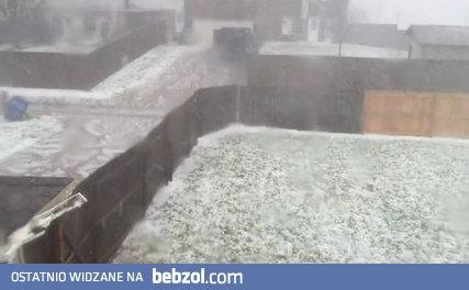 Gradobicie siejące spustoszenie po oknach w domu