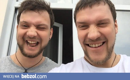 Bracia bliźniacy korzystają z aplikacji Face Swap.