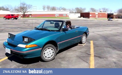 Driftowanie samochodem na parkingu bez większych umiejętności