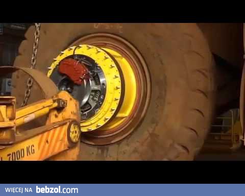Wymiana koła w Komatsu 830E