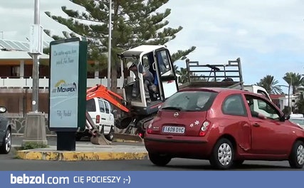 Jak wjechać koparką na cieżarówkę?