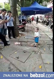 Wnuczek broni babcię przed strażą miejską