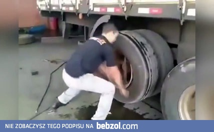 Wymiana opony w ciężarówce