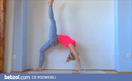 Piękna bojowniczka i pokaz jogi