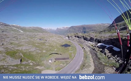 Twarde lądowanie paralotniarza 