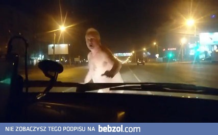 Nagi człowiek na drodze w Czelabińsku